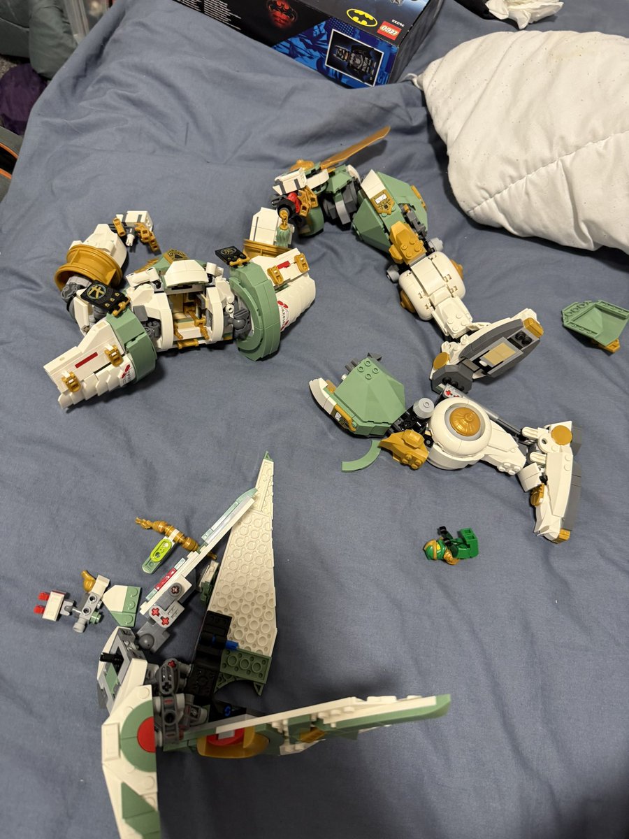 Not five minutes after I finished building it, Lloyd’s titan mech immediately launched itself off my shelf !!