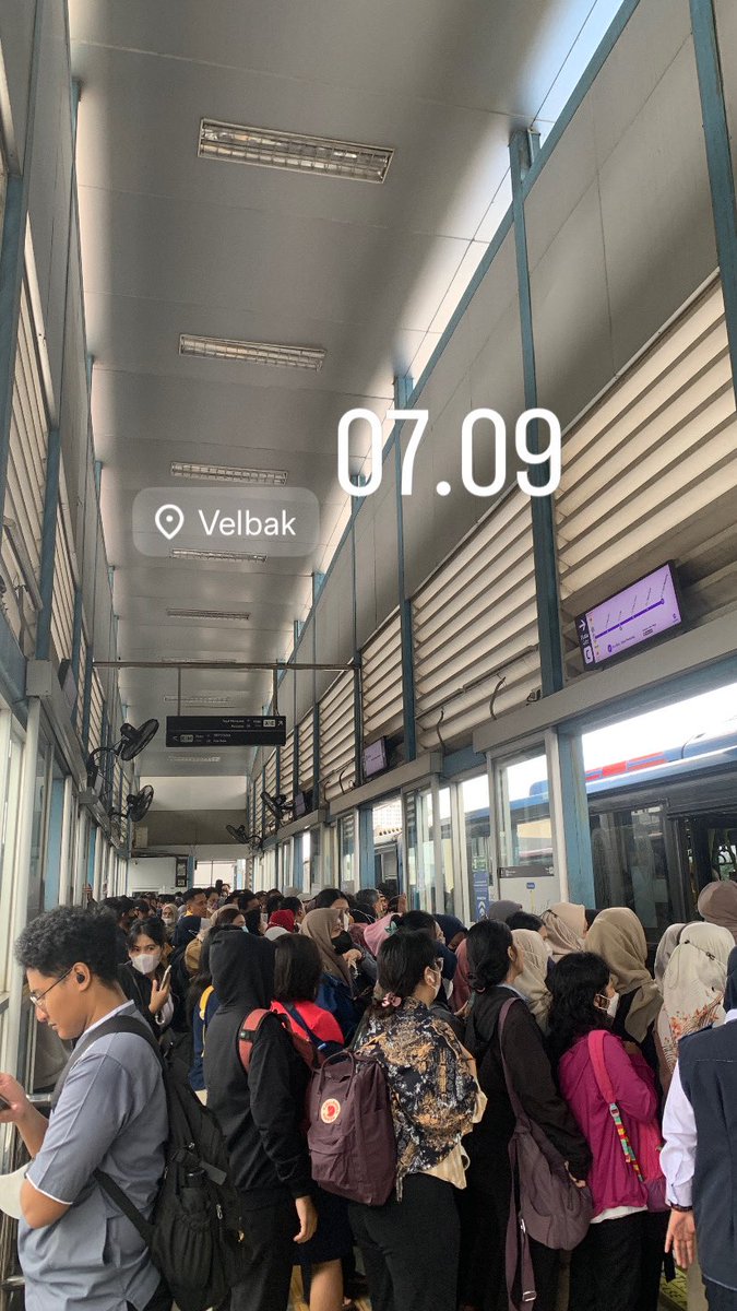 febriyandi24's tweet photo. Senin oh senin 😮‍💨
numpuk nih @PT_Transjakarta 

#Senin 
#transum 
#fypシ https://t.co/NGKb2bLKD5