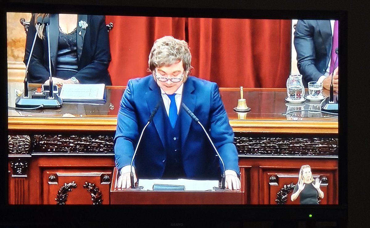 Natyben7's tweet photo. Son tan contrarios en sus discursos. Milei diciendo " los impuestos son un robo". Y el intendente de Neuquén, Gaido subió al 500 por cierto los impuestos. Y después se apoyan mutuamente. https://t.co/65KNq9ygtz