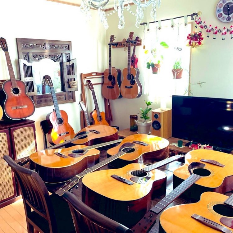 保護ギター活動を初めて2年ぐらい
ゴミ同然のギター達を拾い集め
直して使えるようにして
欲しい人に譲渡する。

今37本のギターがあって
そのうち10本が作業中。

思えば母親もかつて
保護猫ボランティアをやっていた
どうやらその血が受け継がれてるらしい。

ゴミのように扱われてるギターを