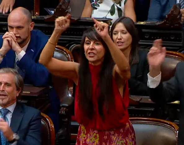 "TOBILLERA TOBILLERA" grita desaforada la diputada que la agarraron con un kilo de cocaína en Estados Unidos. Si no lo veo no lo creo.