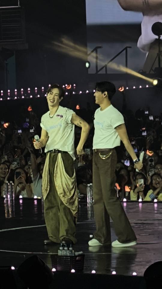 Pang38537968's tweet photo. รูปแรกคือ มโนขั้นเทพ อย่ามาจับชั้น
รูปสองคือ เทพแห่งความรัก 💜❤️
สามนั้น พี่มาร์คตอบอะไรน้อง 🤭
สี่กูว่าพี่เขิน 😇
MarkBam จงเจริญ 💪✨
#MarkBam #MTBB
#MarkTuanFanconBKK2026 
#MarkTuanTheShapeOfYou_BKKD2 https://t.co/XowhSiTYFu