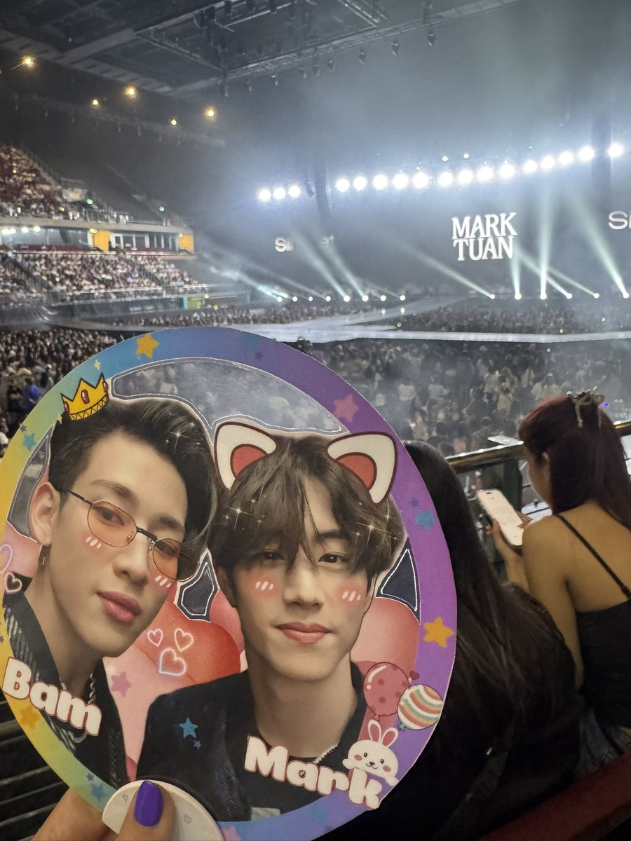 Pang38537968's tweet photo. รูปแรกคือ มโนขั้นเทพ อย่ามาจับชั้น
รูปสองคือ เทพแห่งความรัก 💜❤️
สามนั้น พี่มาร์คตอบอะไรน้อง 🤭
สี่กูว่าพี่เขิน 😇
MarkBam จงเจริญ 💪✨
#MarkBam #MTBB
#MarkTuanFanconBKK2026 
#MarkTuanTheShapeOfYou_BKKD2 https://t.co/XowhSiTYFu