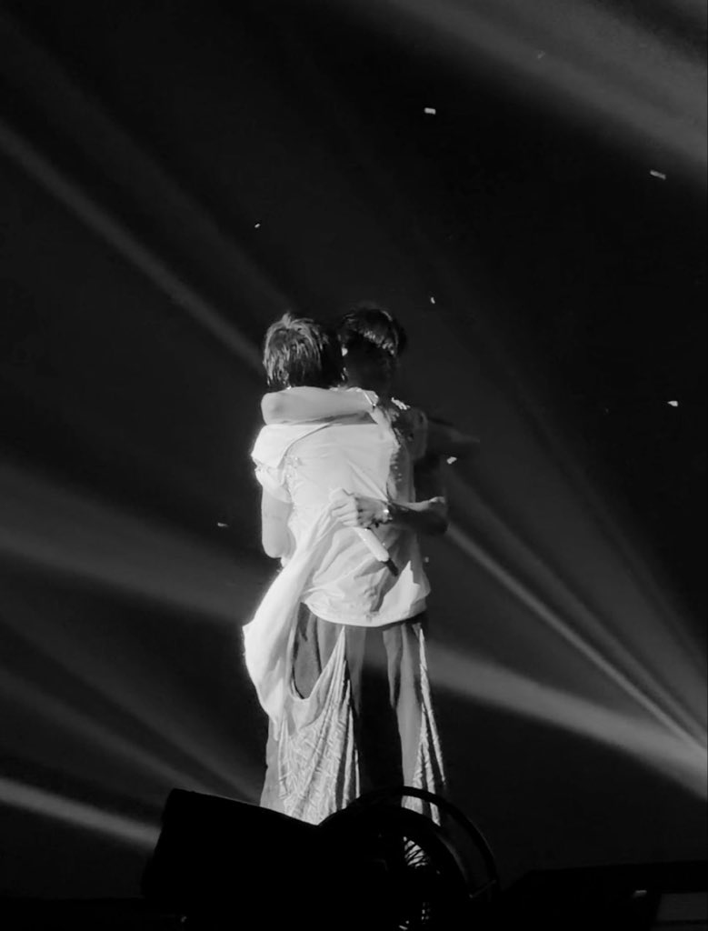 เธอไปกับฉันนะ ฉันต้องการเธอ มากกกว่าลมหายใจ เธอเป็นเหมือนเชื้อไฟให้เรือสำราญนี่ล่องไป เพลงนี้มอบให้เรือ MTBB ❤️💜 

#MarkBam  #MTBB 
#MarkTuanTheShapeOfYou_BKKD2