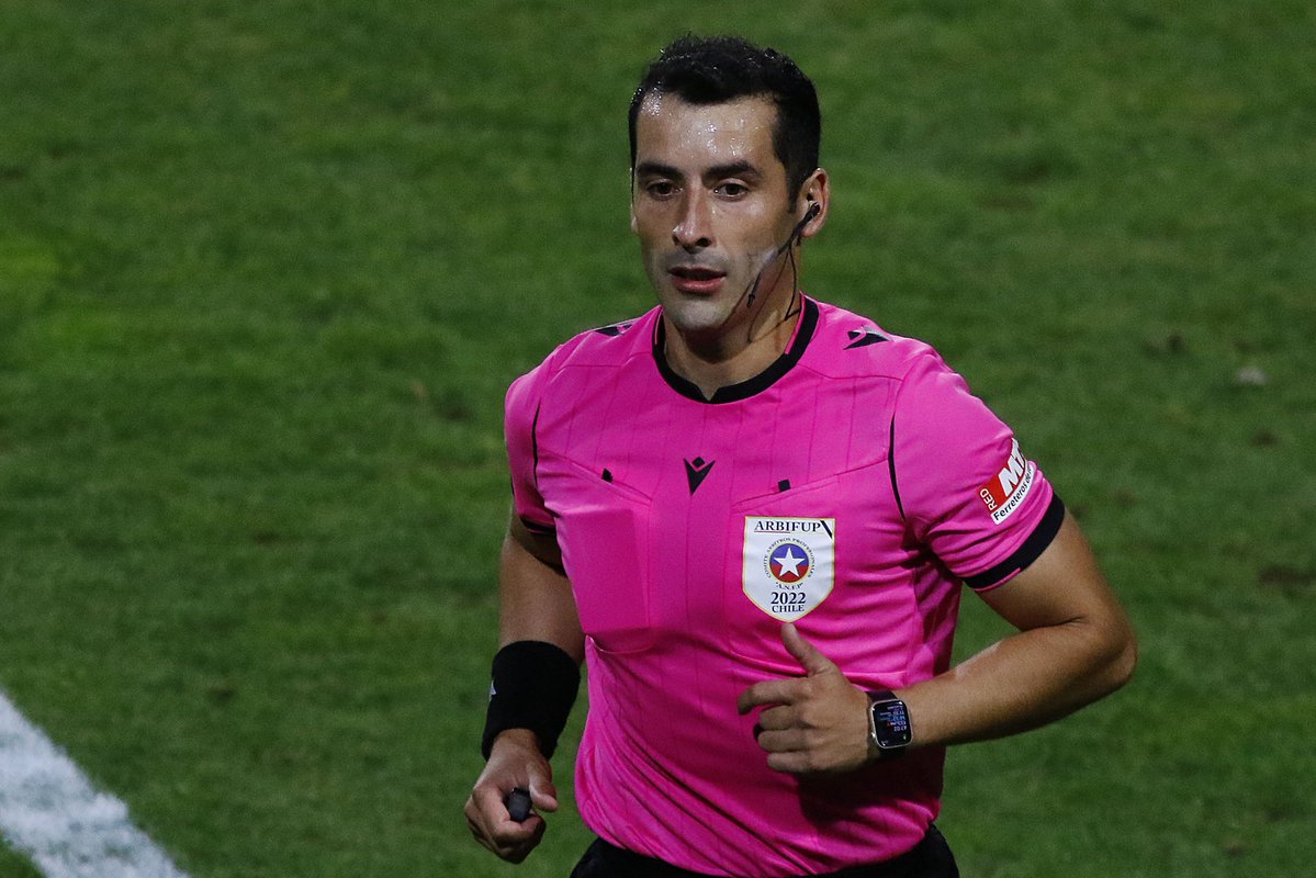 Estimados <a href="/Cruzados/">Universidad Católica</a> <a href="/JuanTagleQ/">Juan Tagle Quiroz</a> lo d Vejar y su arbitraje hoy no se puede dejar pasar. Se deben pedir medidas fuertes contra su actuación. ESO PESE AL PENAL A FAVOR. 

Como pueden cobrar ese tipo de faltas (la de Medel) como penal y primero roja. Es anti futbol. 

#loscruzados