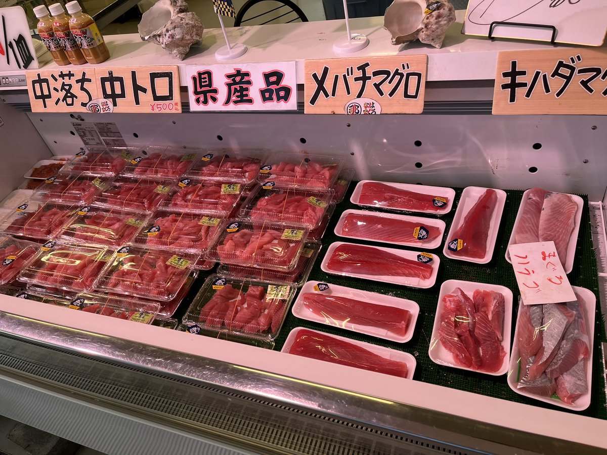 goriyan's tweet photo. 沖縄県那覇市港町１丁目１−１

はなまぐろ市場。中落ちを酢飯に乗せて美味しく頂きました。市場の２階がイートインスペースです。 https://t.co/a3JpqOak02