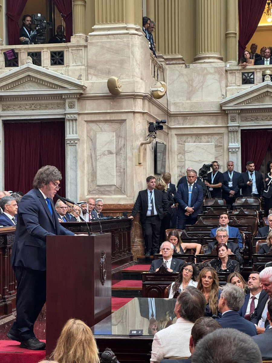 Un presidente que les grita en la cara CHORROS a los que nos robaron por décadas. 
Un presidente que plantea LA MORAL COMO POLÍTICA DE ESTADO.

No estamos soñando, es exactamente lo que votamos.

<a href="/JMilei/">Javier Milei</a>