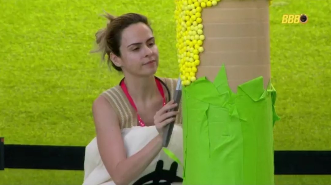 Ana Paula "cumprindo" o desafio do monstro:

- Deixou o milho cair e a produção ignorou (deveria recomeçar do zero)
- Dormiu sem a roupa do monstro
- Passou o dia inteiro hoje sem tocar o sinal do monstro
- Está nesse momento sem usar a roupa

MANIPULAÇÃO DESCARADA! #BBB26