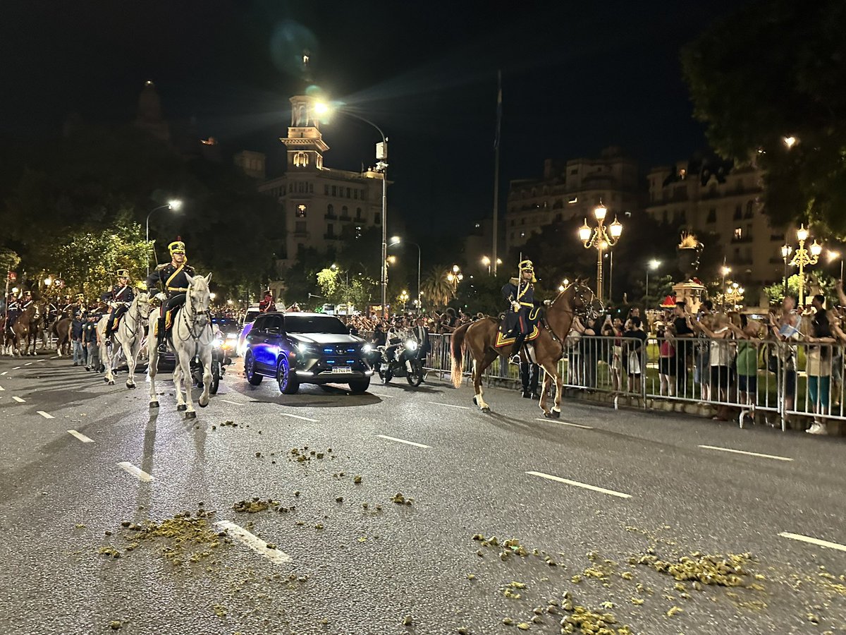 El Regimiento de @granaderosarg escolta al Presidente de la Nación al Congreso previo a la apertura de sesiones ordinarias.  #AperturaSesiones2026 #Granaderos #Granadero #HerederosDelLibertador #SomosHistoriaViva