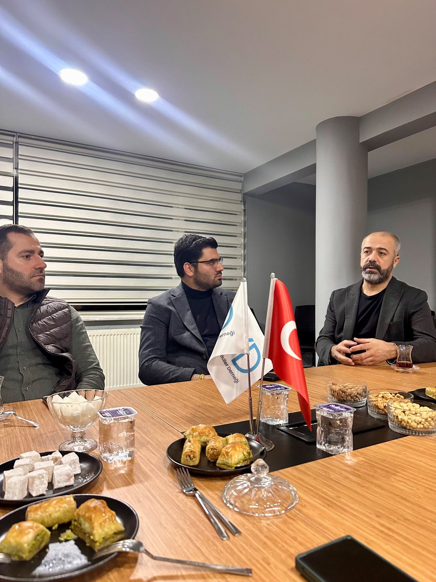 Ramazan ayının bereketini, iftar sonrası gerçekleştirdiğimiz samimi çay sohbetleriyle taçlandırmaya devam ediyoruz. Dernek merkezimizde düzenlediğimiz programın bu akşam ki konuğu 24, 25 ve 26. Dönem İstanbul Milletvekili sn. <a href="/mkulunk/">Metin KÜLÜNK</a> oldu. Nazik teşrifleri için teşekkür ediyoruz