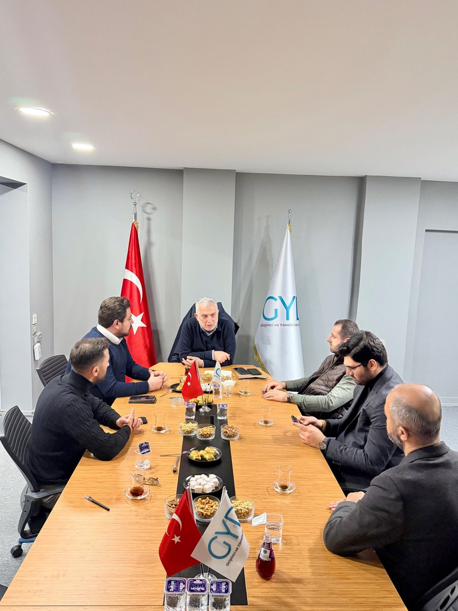 gyd_resmi's tweet photo. Ramazan ayının bereketini, iftar sonrası gerçekleştirdiğimiz samimi çay sohbetleriyle taçlandırmaya devam ediyoruz. Dernek merkezimizde düzenlediğimiz programın bu akşam ki konuğu 24, 25 ve 26. Dönem İstanbul Milletvekili sn. @mkulunk oldu. Nazik teşrifleri için teşekkür ediyoruz https://t.co/KGMD5zJDc8