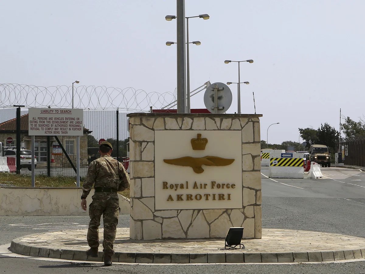 💥❗️ Suspected impact at RAF #Akrotiri #AirBase near Limassol, #Cyprus.

A loud explosion was heard in the area, with sirens activated at the base and aircraft scrambled.

#Khamenei
#IranWar #dubaiattack #Israel #خامنئي #Tehran #MiddleEast