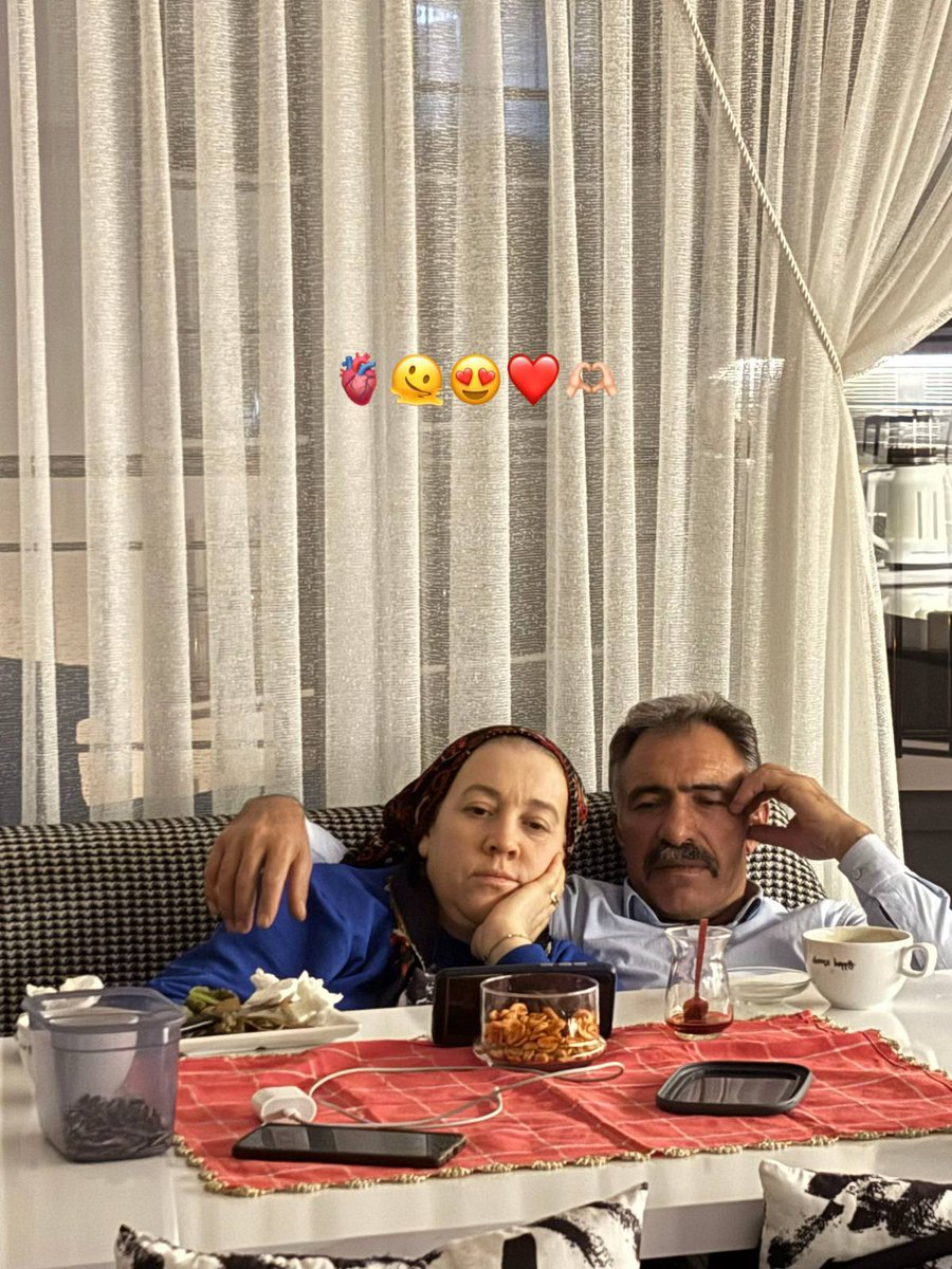 XpressTR's tweet photo. Bir genç, mutfakta aspiratör ışığı altında telefondan Buz Devri izleyen anne-babasının o sıcak anlarını paylaştı.