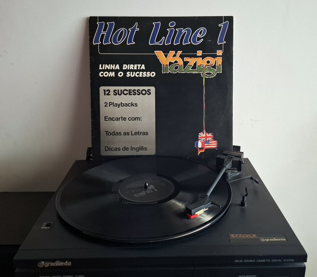 MalignoJr's tweet photo. Nos anos 1980, aprender inglês em cursos de idiomas podia envolver recursos bem criativos. Um exemplo é este #LP lançado pelo #Yazigi, com versões de sucessos pop da época. Olhar para esse material é reconhecer uma curiosidade histórica e uma etapa marcante de nossa aprendizagem. https://t.co/uny3qcL1Jc