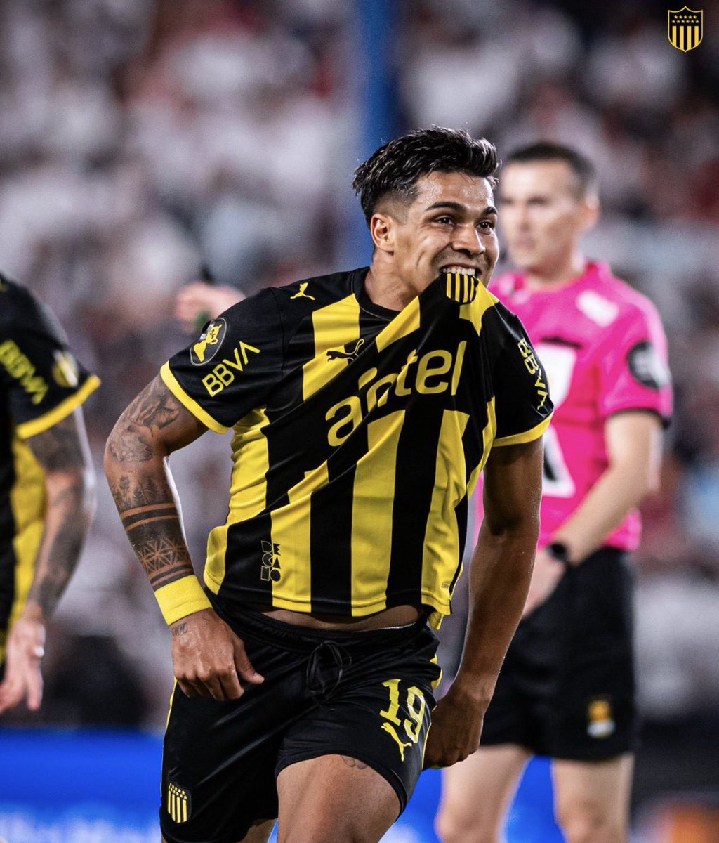 CLAVA GALLINAS, siempre con el escudo por delante. Con el traidor mirando todo del otro lado.

El pibe de oro, de película, el que hace todo por amor en tiempos donde sentir está mal visto.

TE AMAMOS.