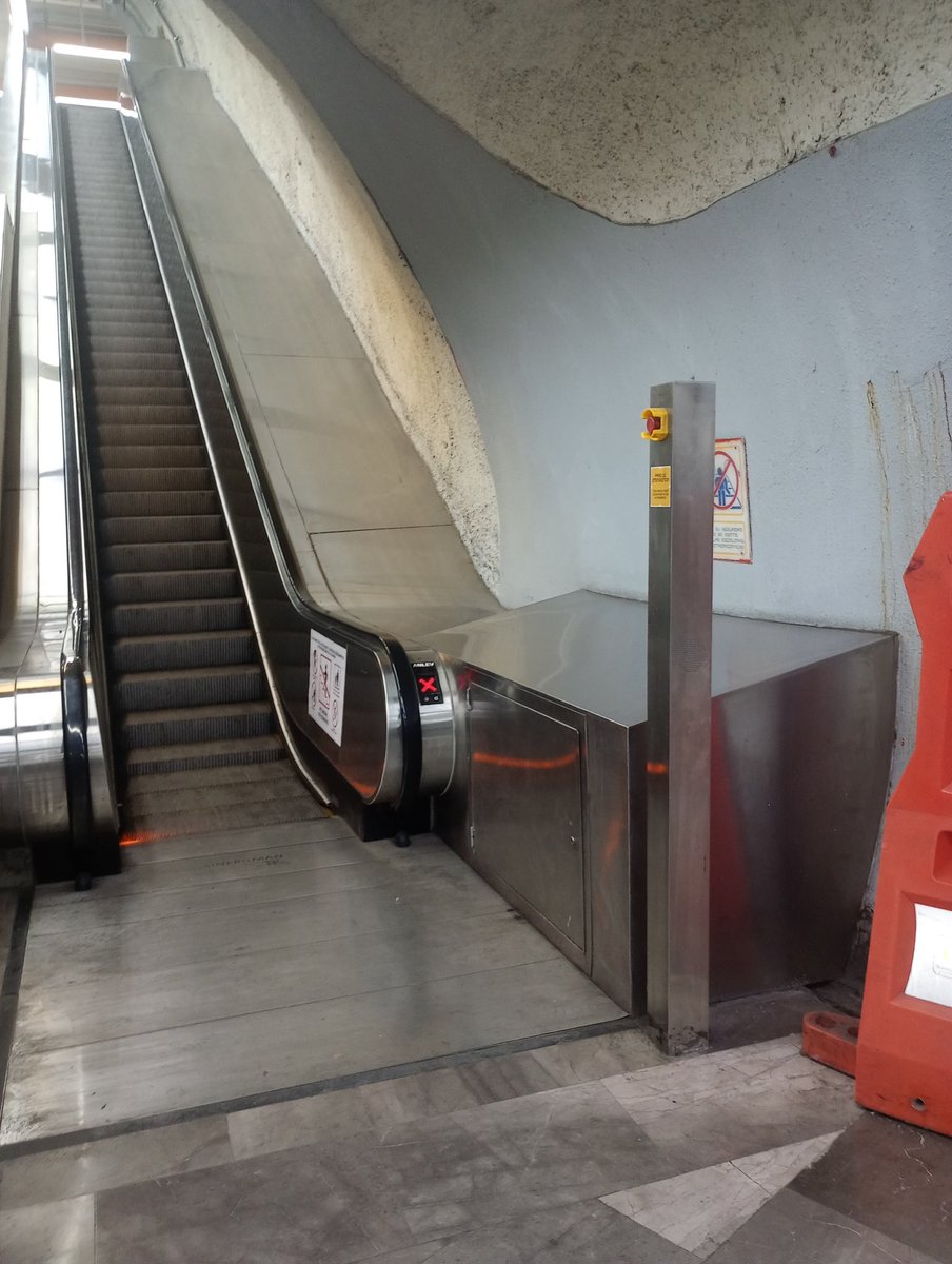 Masteryx's tweet photo. @MetroCDMX #Tacubaya #linea7 Podrían encender las escaleras eléctricas? Solo están activas las que bajan. O ya no sirven las 2 que suben?? https://t.co/XAQY79zG2p