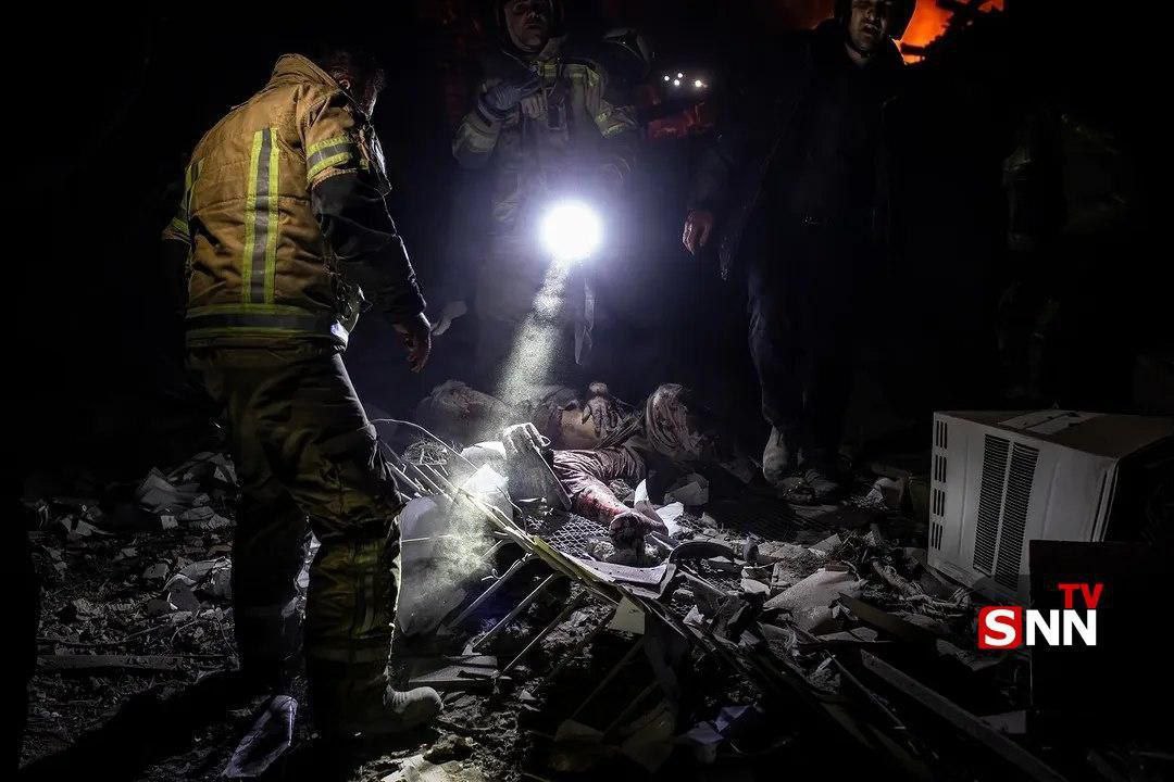 Imágenes dolorosas del crimen cometido esta noche por el ejército más moderno del mundo contra zonas residenciales de Teherán,
#Irán
#trump
#NetanyahuWarCriminal