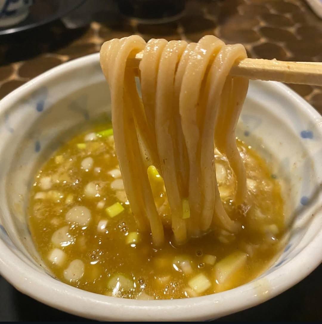 ryusuke_techno's tweet photo. 🌸龍介テクノパーク桜店🌸

学生さん全力応援🔥学割ラーメンやってます‼️
【龍介つけそば＋焼餃子】セットいかがでしょうか🍜🥟✨
味玉＋チャーシュー増しで満足度さらにUP⤴️
しかも学割なら麺増し＋100円で上限なし💥
週のスタートから腹パン歓迎😎
つけそば派？豚そば派？ぜひコメントで教えて👇 https://t.co/yxTDj8k0A2