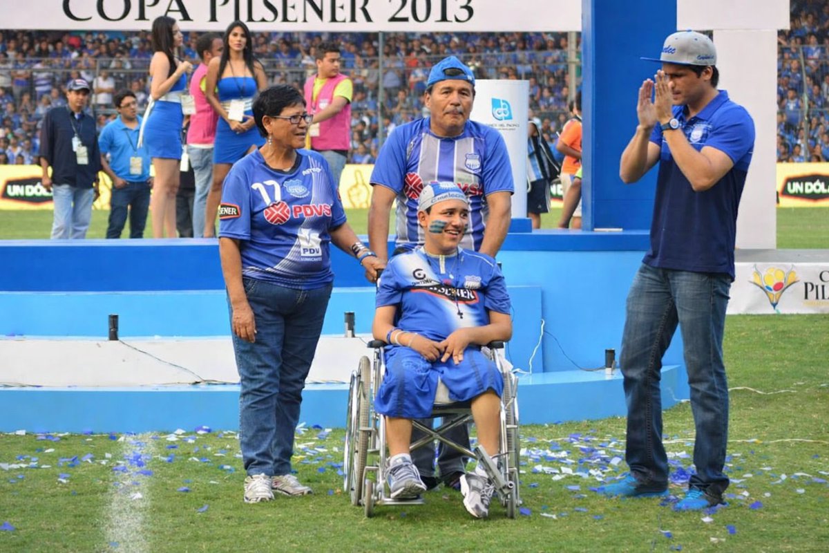 💙 Un momento que nos llenó el corazón.

Ayer, durante el partido, nuestro presidente José David Jiménez rindió un emotivo homenaje a Angelito y a su abuelita Regina.

Un gesto que representa lo más valioso de nuestra institución: la familia, la unión y el amor por estos colores.