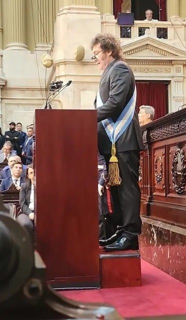 rayovirtual's tweet photo. Veo a los brutos de Twitter fascinados por cada dato falso y por cada hecho histórico que Milei cita mal porque lo desconoce (como lo de los fascistas pacíficos).
Estamos en la Era de la Imbecilidad. No solo es de la Maldad. Hay una primacía de lo estúpido por sobre todo. https://t.co/HZyqAueVbW