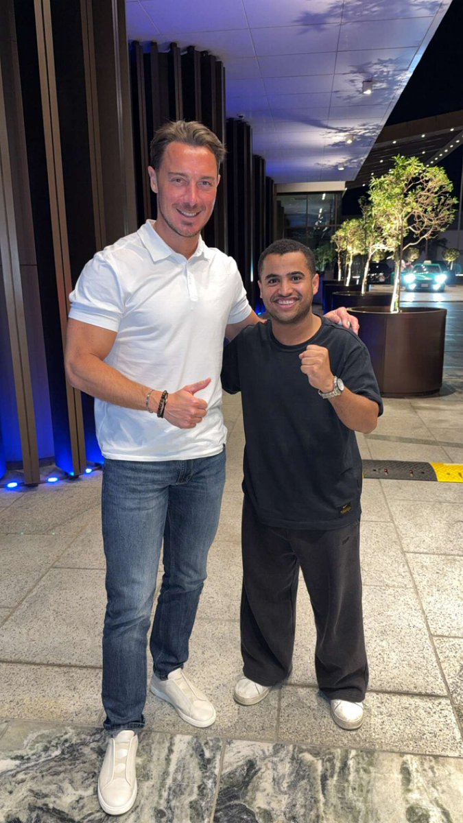 حمد متصور مع ماتياس بشكل طبيعي ومبسوط
مسكين مايدري بكرا انه بيصير قضية رأي عام عند المراهقات عشان فرق الطول