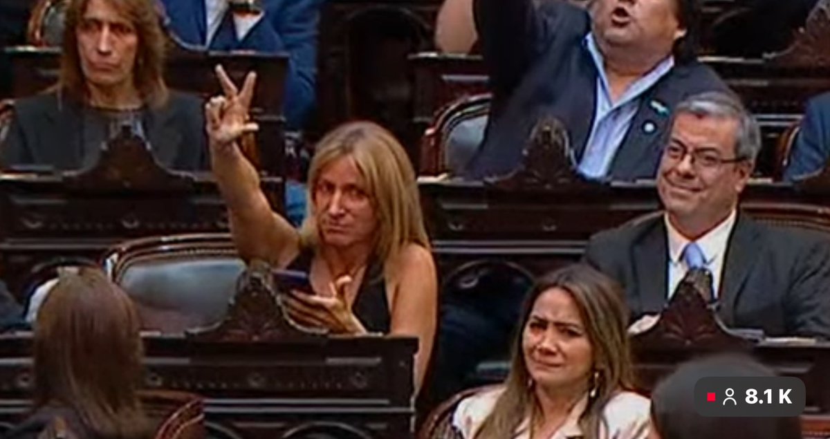 Joepsi's tweet photo. La diputada @florcarignanook haciendole el 3% mientras Milei se BROTA EN VIVO.

JAJAJAJAJJAJAJAJAJJAJA por favor es excelente https://t.co/g2Vs9Orzjx