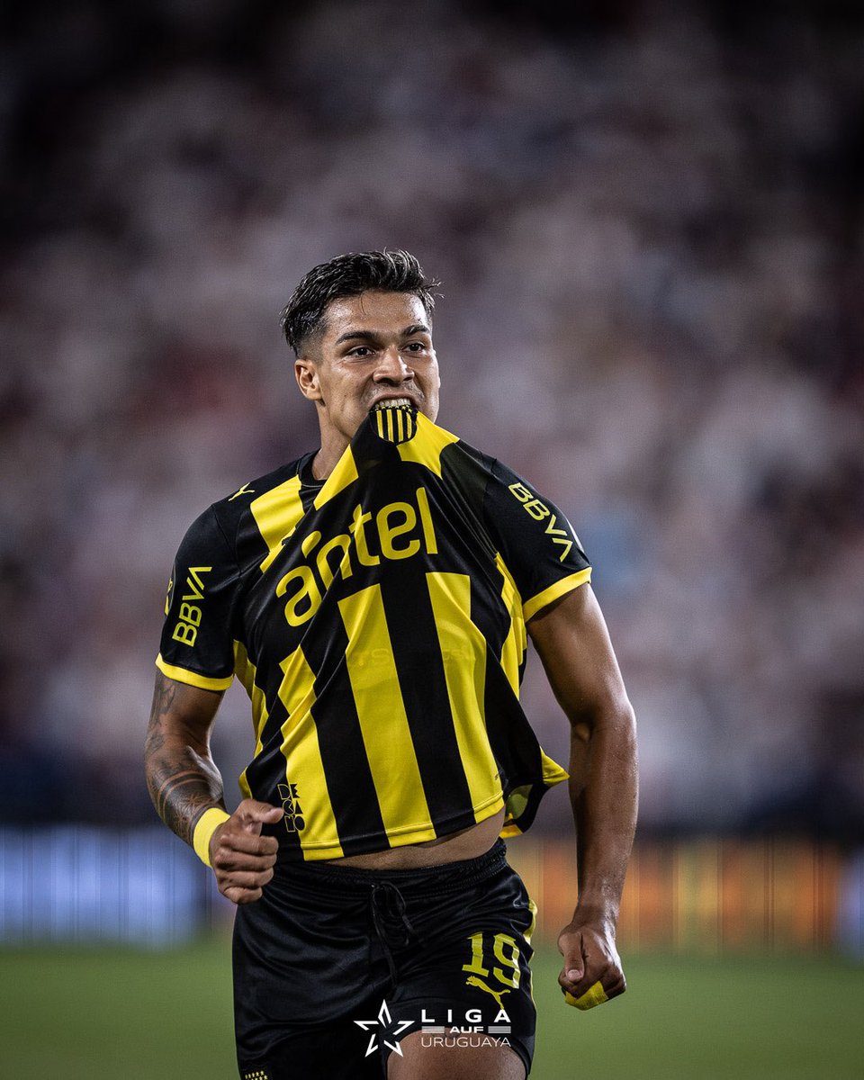 SaraleguiDT's tweet photo. Mi 9️⃣, tu 9️⃣, nuestro 9️⃣

Los boludazos que sigan jugando a la play y Aguirre que agradezca a la hinchada de Peñarol. https://t.co/h3DwpmOti0