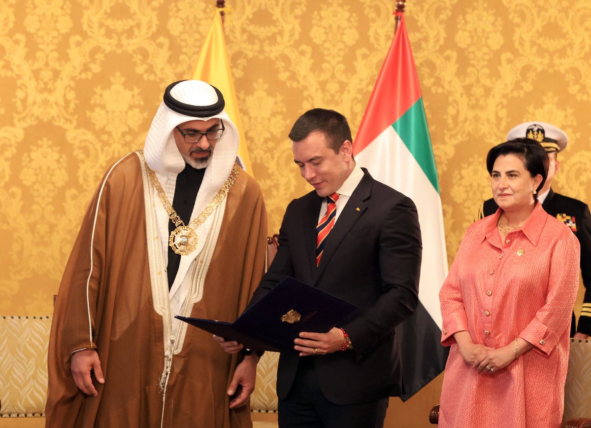 Como parte del fortalecimiento de las relaciones de amistad y cooperación, el presidente <a href="/DanielNoboaOk/">Daniel Noboa Azin</a> entregó la Condecoración de la Orden Nacional "Al Mérito" en el Grado de Gran Collar al Príncipe Heredero de Abu Dabi, Sheikh Khaled bin Mohamed bin Zayed Al Nahyan. 🇪🇨🤝🇦🇪