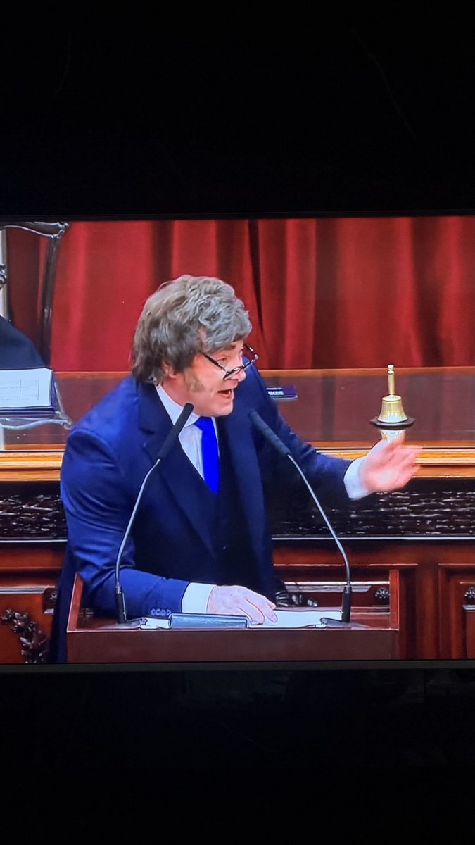 #AperturaDeSesiones2026 <a href="/JMilei/">Javier Milei</a> siendo <a href="/JMilei/">Javier Milei</a> Contestó ante el grito de  #libra "sigan mintiendo manga de delincuentes. Por eso tienen a la chorra presa. Y va a seguir presa" y gritan "Tobillera, tobillera."