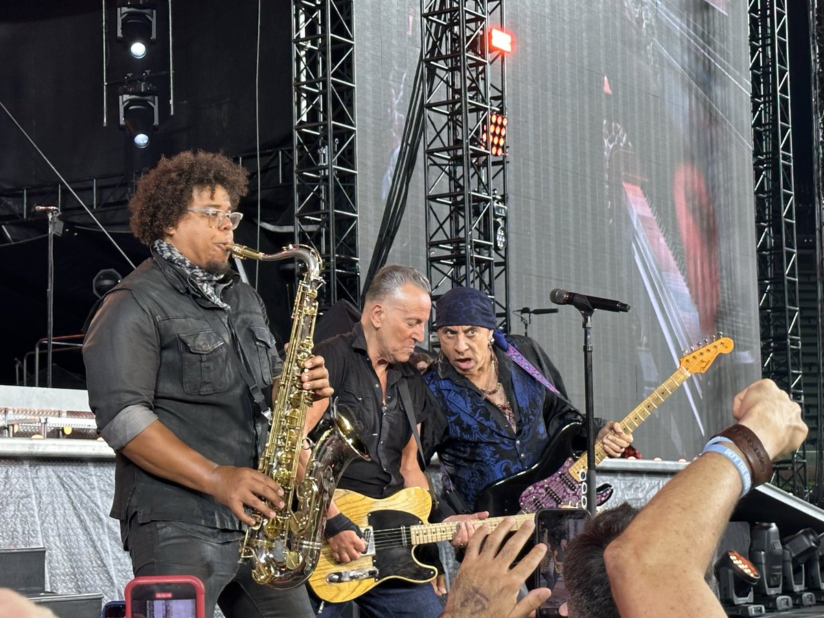 pamos2's tweet photo. @Spring_steen @springsteen Wrigley Field….amazing night! https://t.co/Uxiv0aOcd8