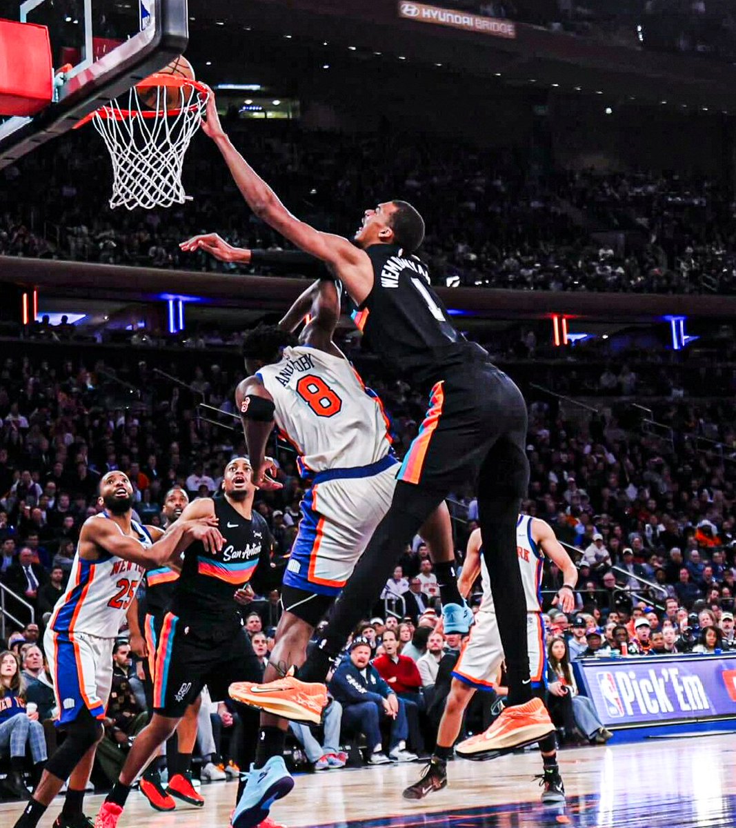YahooSports's tweet photo. THIS SHOT OF WEMBY’S THROWDOWN 🔥

(📸: @NBA) https://t.co/kTdVBJmKyJ