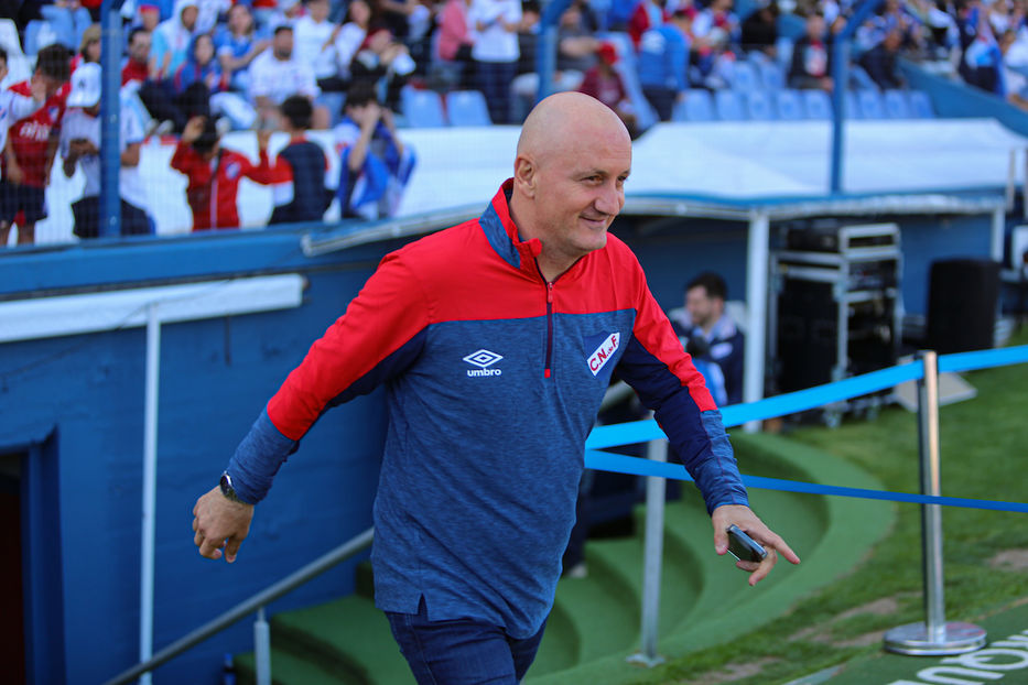 <a href="/FlaCePer/">Flavio Perchman</a> tuviste la oportunidad de traer al último gran DT que nos hizo jugar bien al fútbol.

Al que nos hizo ver el mejor clásico jugado por Nacional en el GPC, etc.

Preferiste a un títere amigo tuyo, al que le diste todo y nos está haciendo mierd'a.

Sos una vergüenza gordo