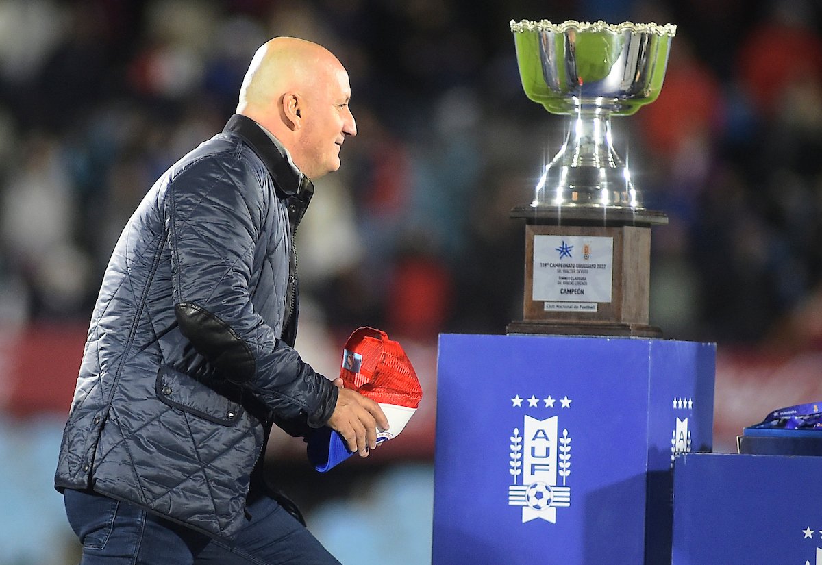 Vayan a buscarlo denle lo que quiera el único dt que nos hizo jugar al fútbol en los últimos años, a viera ya se le acabo el crédito esto es Nacional no boston River.