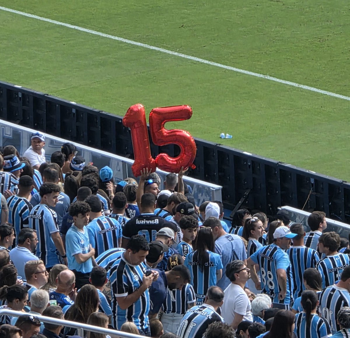 ZonaFutebol's tweet photo. Torcida Gremista debocha da torcida colorada que em 24 de agosto vai completar 15 anos sem títulos fora do RS.

📷 @aquelemariio https://t.co/nC3PkKHBoP