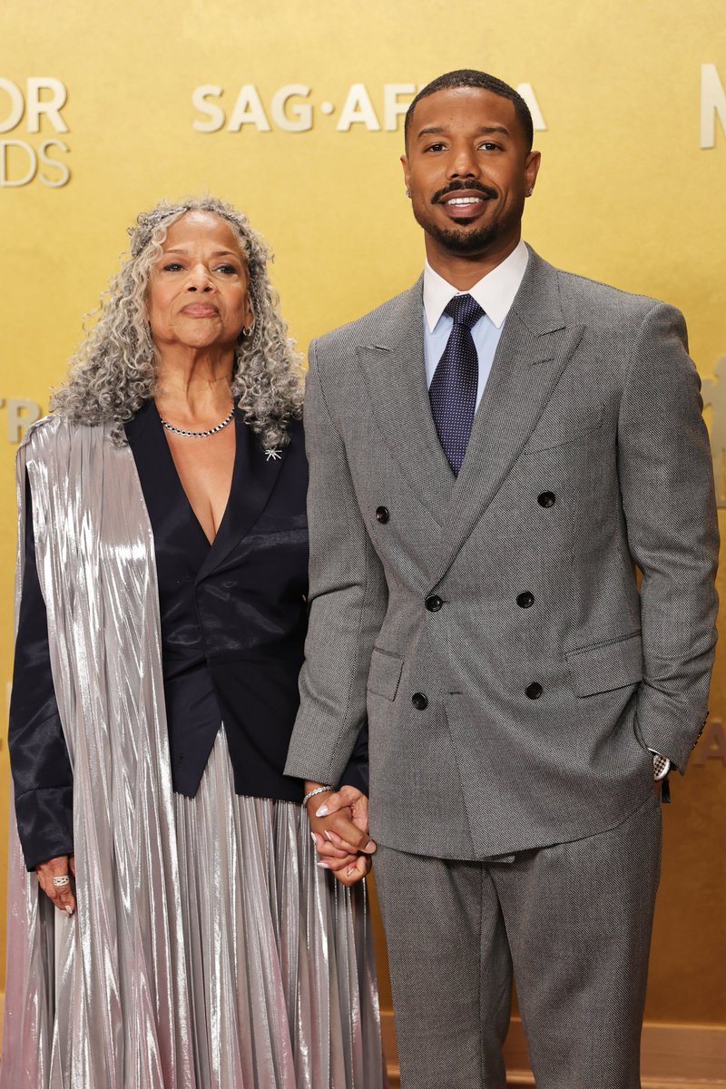 Michael B. Jordan holds hands with his mother, Donna Jordan, on the #ActorAwards red carpet.

(Photo: Getty)
