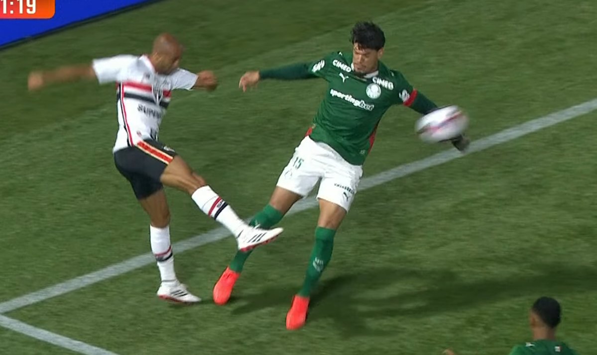 Todo Paulistão é isso ai.
Isso aqui é uma MAFIA, o Palmeiras manda na Federação Paulista de Futebol.

Isso aqui é MUITO PENALTI, vai tomar no cu.