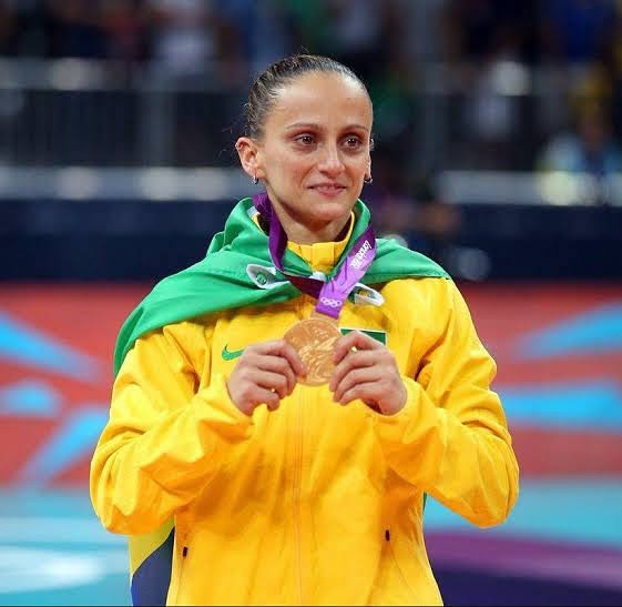 saskiaflow_'s tweet photo. Fabi Alvim sempre será a maior bicampeã olímpica da história!!

exemplo de atleta e de ser humano, uma mulher politizada e defensora das causas minoritárias https://t.co/y1TVcao7Sb
