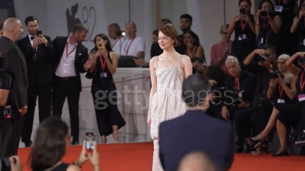 emilyjstone6's tweet photo. Dave mccary just looking at his wife Emma Stone with so much love and proudly ❤️ https://t.co/fm7rJy0T2R