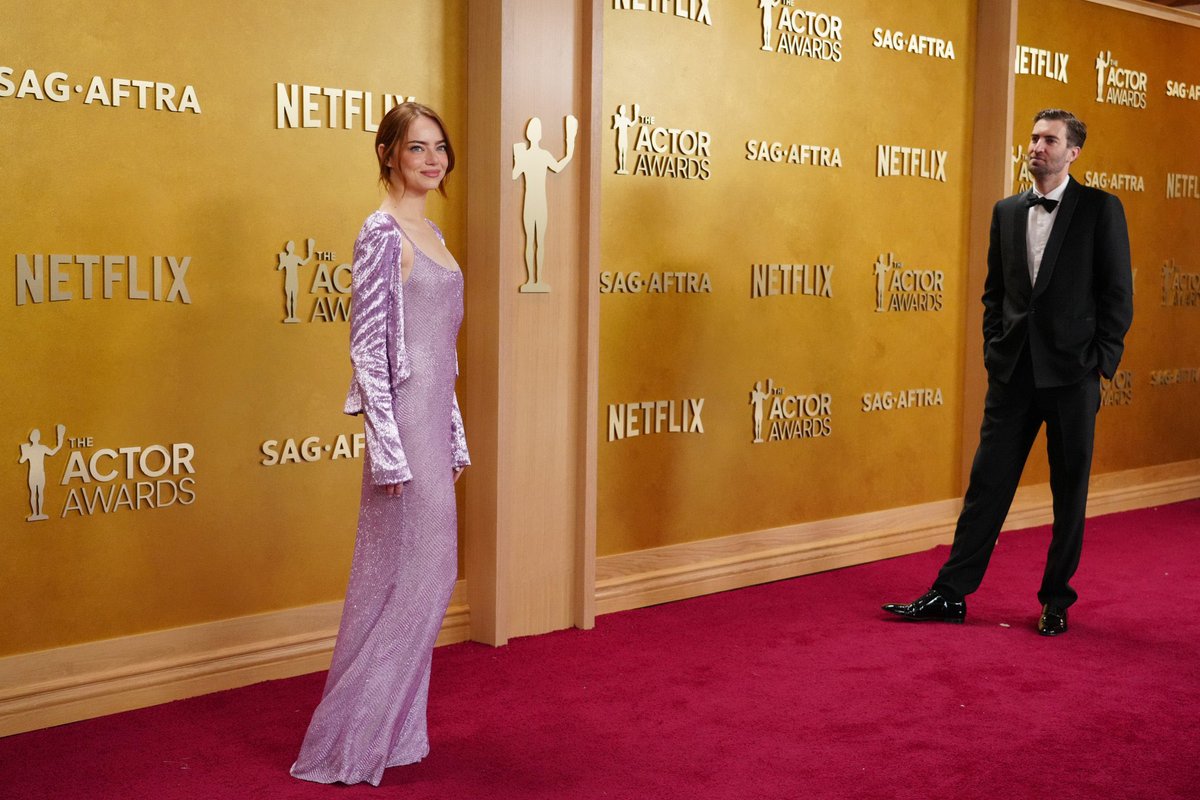emilyjstone6's tweet photo. Dave mccary just looking at his wife Emma Stone with so much love and proudly ❤️ https://t.co/fm7rJy0T2R