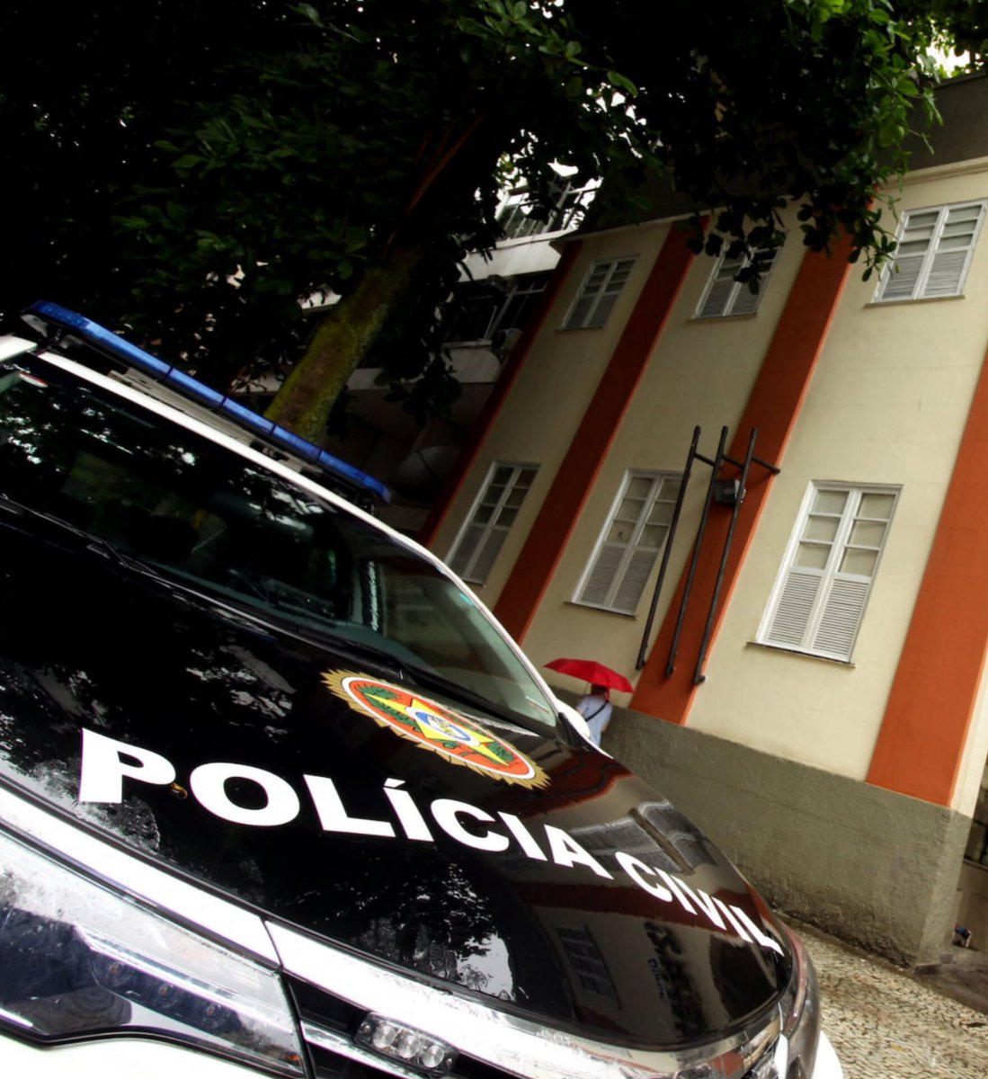 Uma adolescente de 17 anos foi atraída por um outro adolescente para o apartamento do pai dele em Copacabana, RJ.

Chegando ao local, quatro homem adultos estavam esperando e a estupraram e espancaram. Os agressores fugiram e a polícia está atrás deles.

Estas são as fotos dos