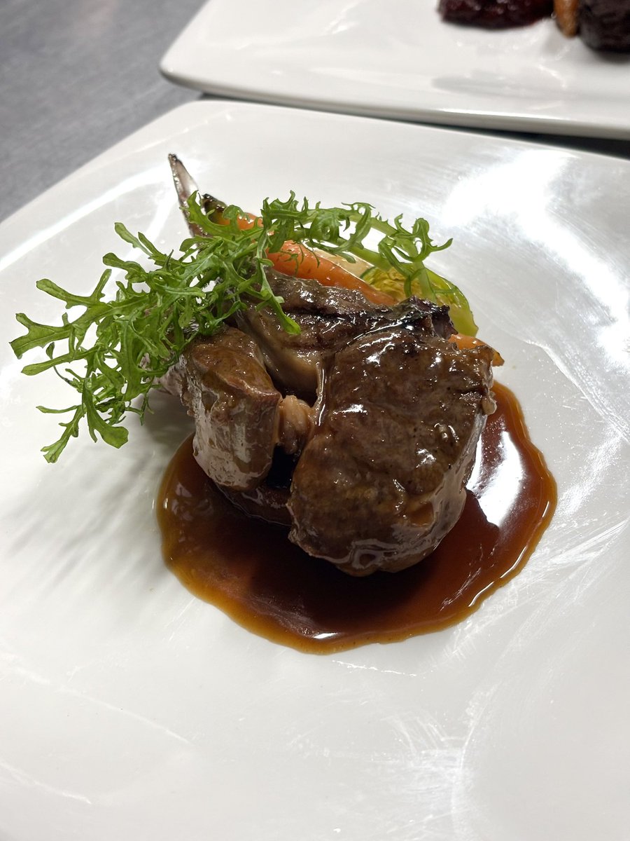 ripaille2002's tweet photo. 「骨付き仔羊のソテ　じゃがいものエクラゼ添え」

骨付きの仔羊を丁寧にソテし、旨みを凝縮させました。
焼き上げた際に出るジュ（肉汁）をベースに仕立てたシンプルなソースをまとわせ、上品で繊細な味わいに。

#仔羊のソテ #骨付きラム #フレンチクラシック #横浜フレンチ #レストランリパイユ https://t.co/O9rwDAcS4R
