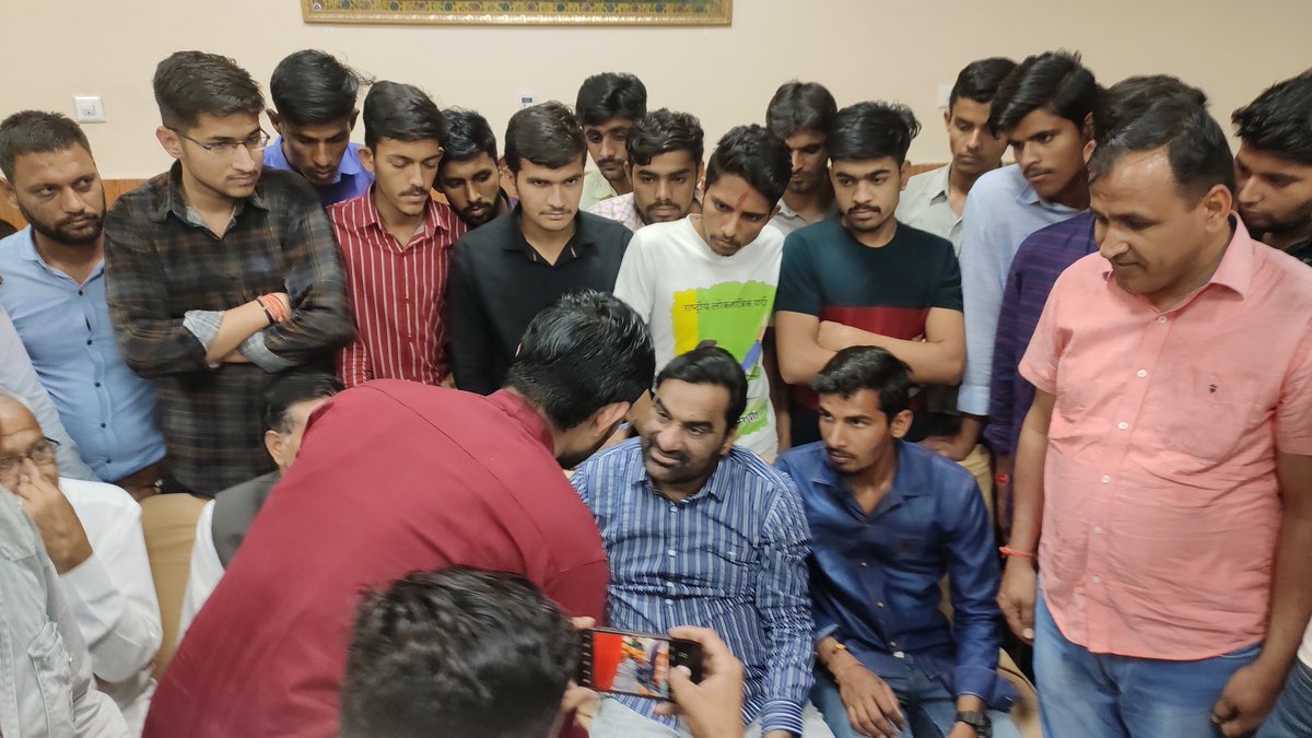 Om_Choudhary07's tweet photo. गरीब, किसान, मजदूर और असहाय की मज़बूत आवाज आदरणीय नेताजी हनुमान जी बेनीवाल को जन्मदिन की शुभकामनाएं 🎂🎂 
@hanumanbeniwal 
#Happy_Birthday_Netaji https://t.co/vJmaV2D3Q1