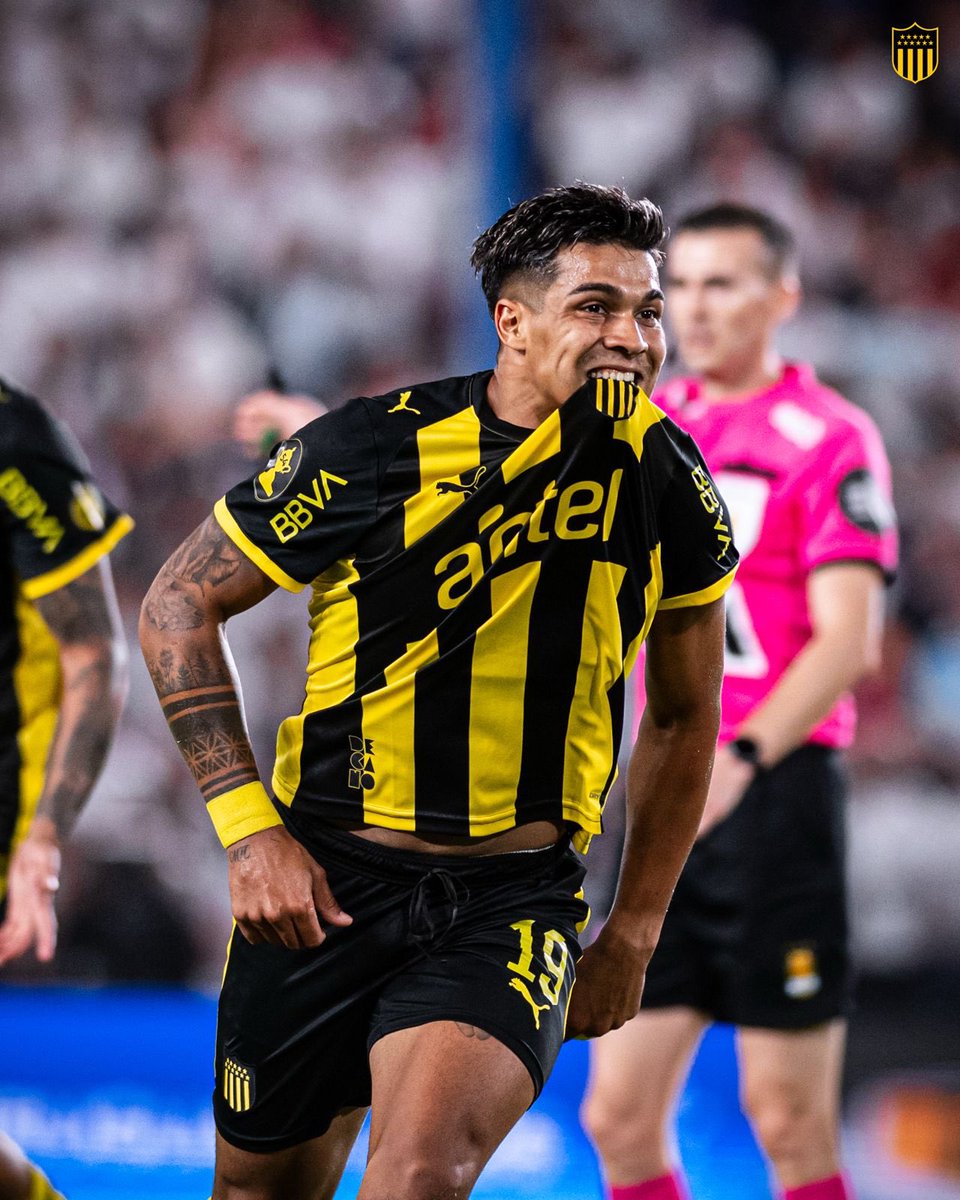 ✋ FINAL EN EL PARQUE CENTRAL

#PEÑAROL venció 1-0 a #NACIONAL con gol de Matías Arezo, tras asistencia de Leo Fernández, y es líder del Torneo Apertura junto a Central Español.

🔎 Enorme victoria del equipo de Diego Aguirre, que fue superior, buscó el gol con inteligencia y se