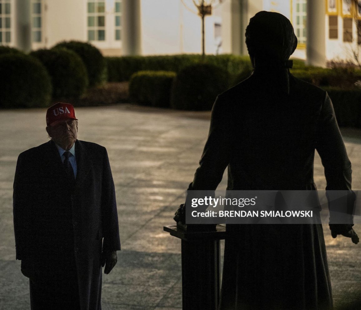 Donald J. Trump admires his new Thomas Jefferson statue before going inside the White House.

Praying for our nation and our people this evening. 🙏
