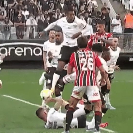 spfcinfoss's tweet photo. Daiane Muniz afirmou não ter visto mão na área em nenhum desses dois lances.

É assim que a FPF trata o São Paulo. E tem torcedor que bateu palmas. https://t.co/nlEX32VMk0