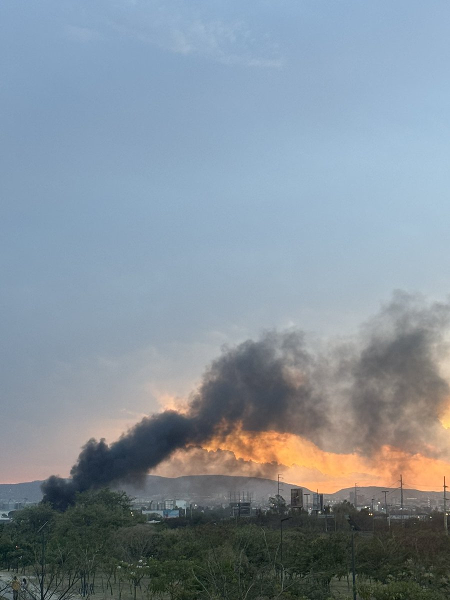 bache_llanta's tweet photo. Terrible lo que está pasando en Tlaquepaque el 911 no tiene conocimiento de esta columna de humo. @Trafico_ZMG alguien sabe qué sucede?? Hay vehículos que ingresan en sentido contrario. @Libro_negro_ es sobre carretera a Chapala. https://t.co/bqKnQYVoRN