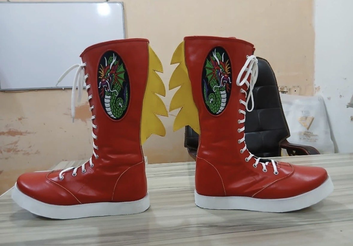 bojonx04's tweet photo. @Dragonswife1953 @AndrewBaydala How would one go about getting a signature on these? Asking as a fan!! https://t.co/XwX1V8IIXb