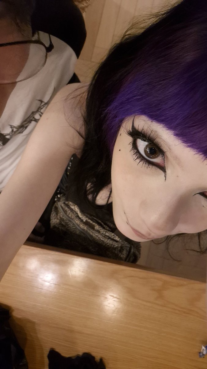 vicfromnana's tweet photo. quando eu era criança e ate hj, eu nunca soube sorrir pra foto, e minha mae falava p pensar nela ai eu ficava feliz e sorria, mas dps meio q parou, e hj ter a nana do meu lado eh a única coisa q fazer eu dar um sorriso sincero, ela é td q importa e eu nn sei mais viver sem ela. https://t.co/EsereMPtUG