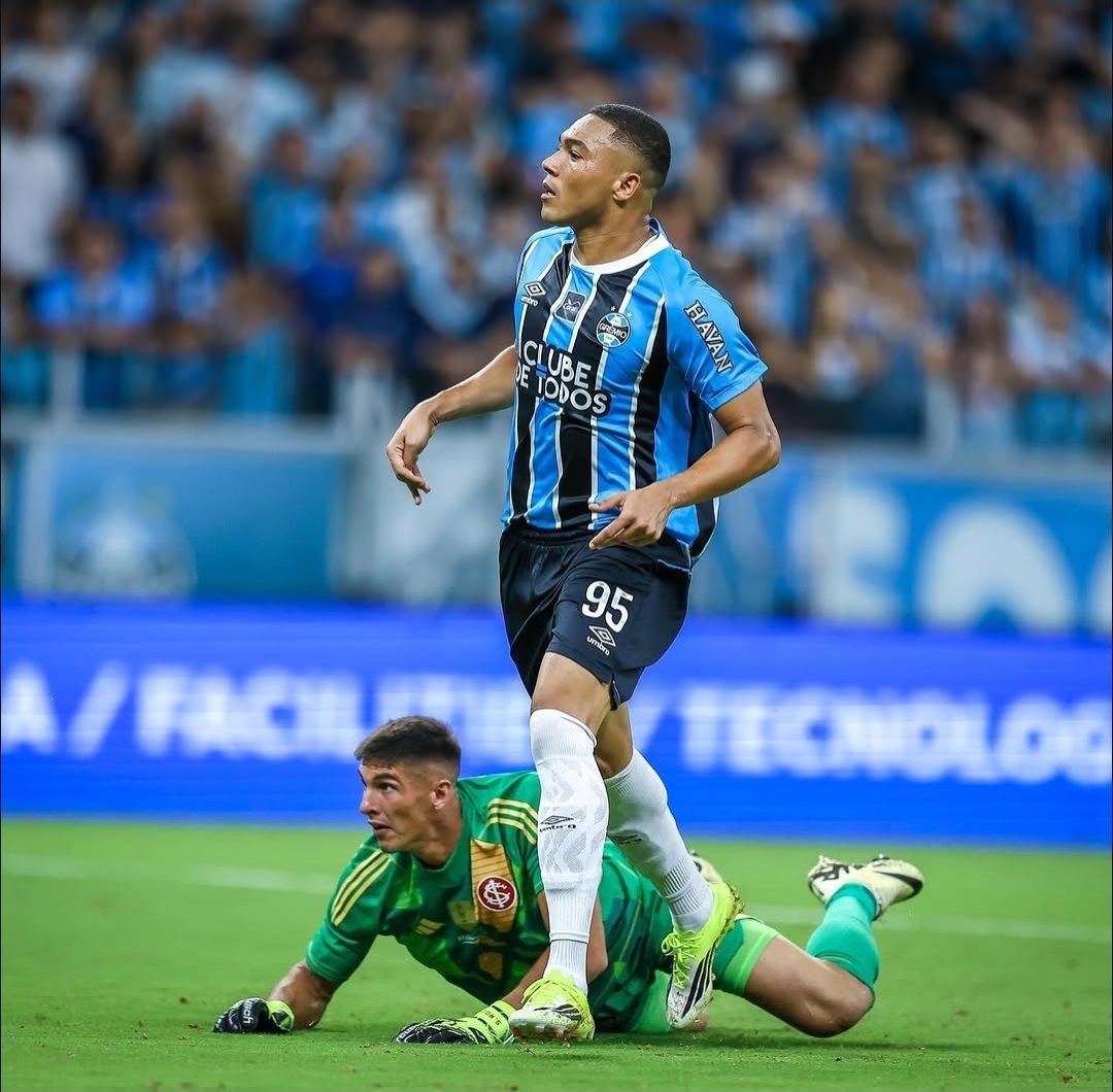 Uma simples imagem… que escancara a grandiosidade do Grêmio diante do pequeno Internacional. 🇪🇪

📸 Lucas Uebel/Grêmio FBPA