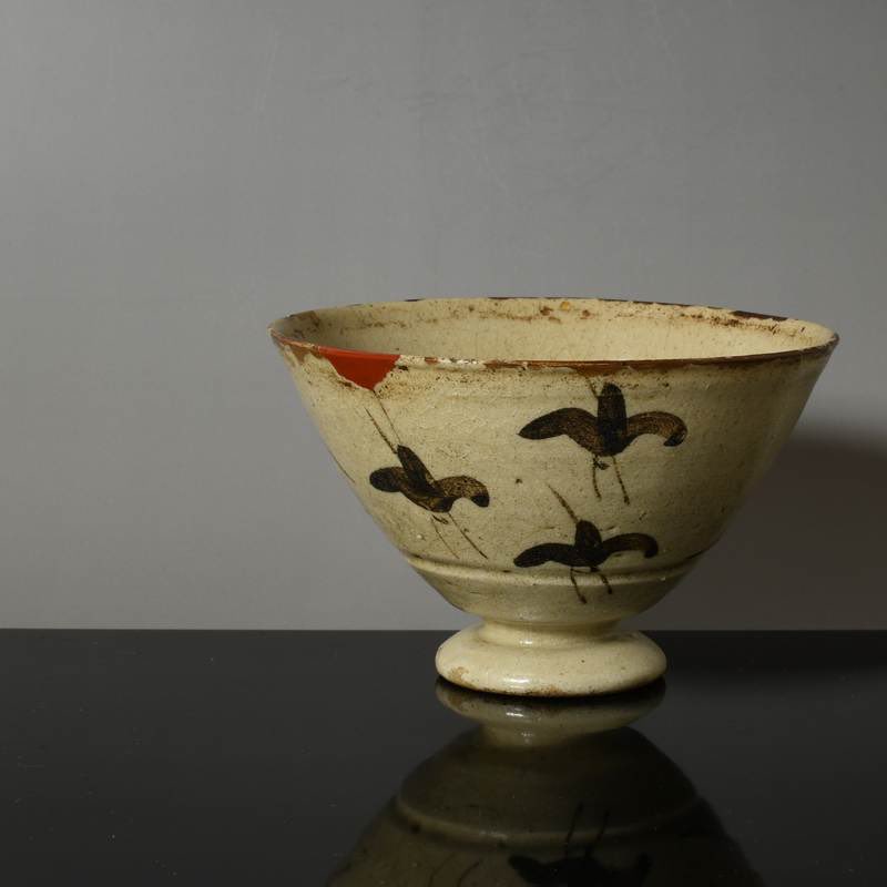 桃山時代から江戸時代初期にかけて焼成された織部千鳥草文茶碗です